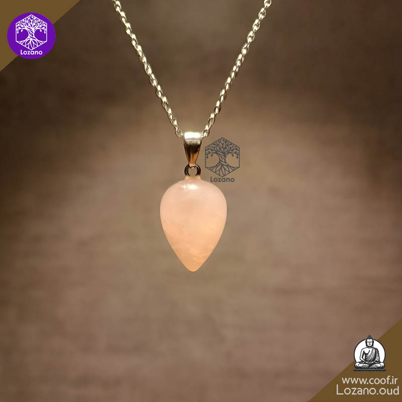 مدال سنگ رز کوارتز صورتی با زنجیر نقره‌ای، مناسب برای جذب عشق و شفای قلب-www.coof.ir-فروشگاه عود کوف