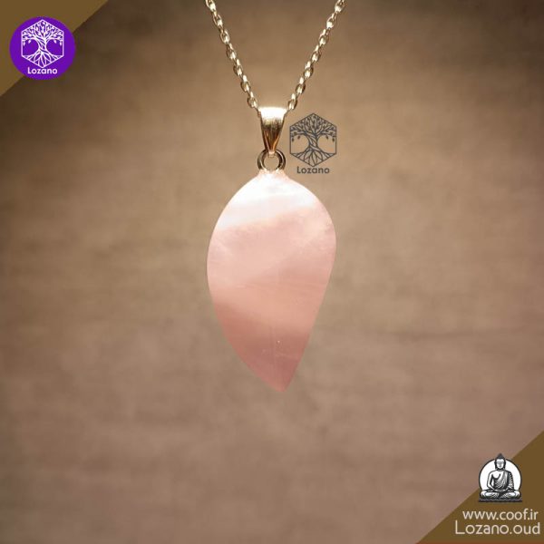 مدال برگی سنگ رز کوارتز صورتی ملایم با زنجیر، مناسب برای عشق، آرامش و شفای قلب - www.coof.ir - فروشگاه عود کوف
