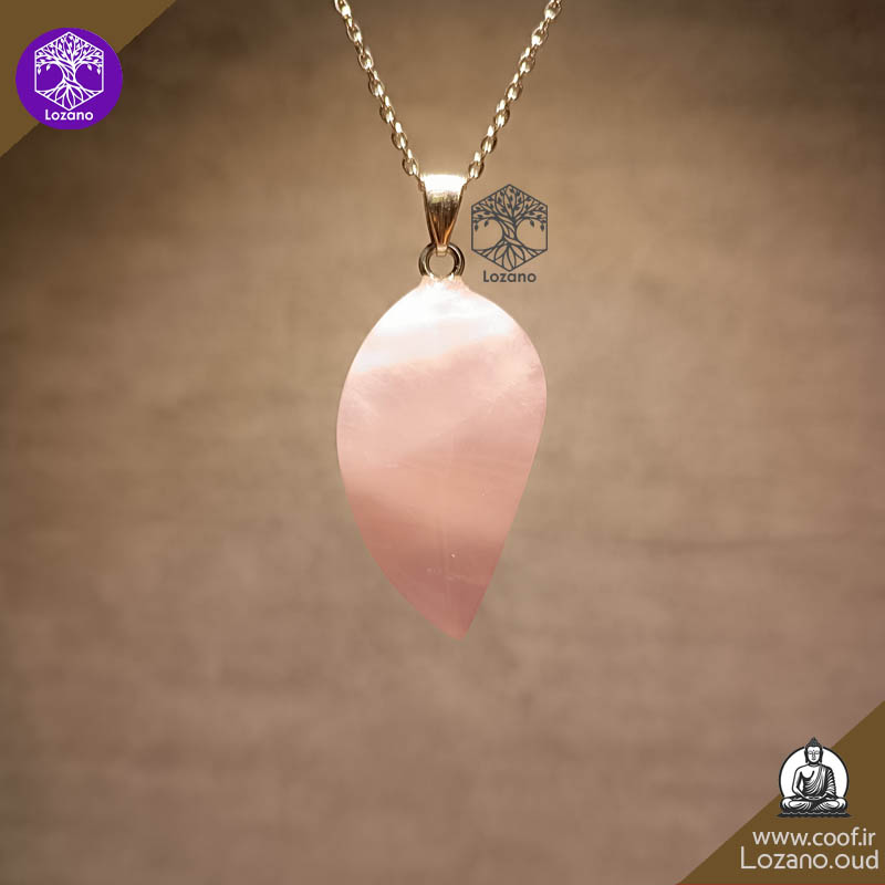مدال برگی سنگ رز کوارتز صورتی ملایم با زنجیر، مناسب برای عشق، آرامش و شفای قلب - www.coof.ir - فروشگاه عود کوف
